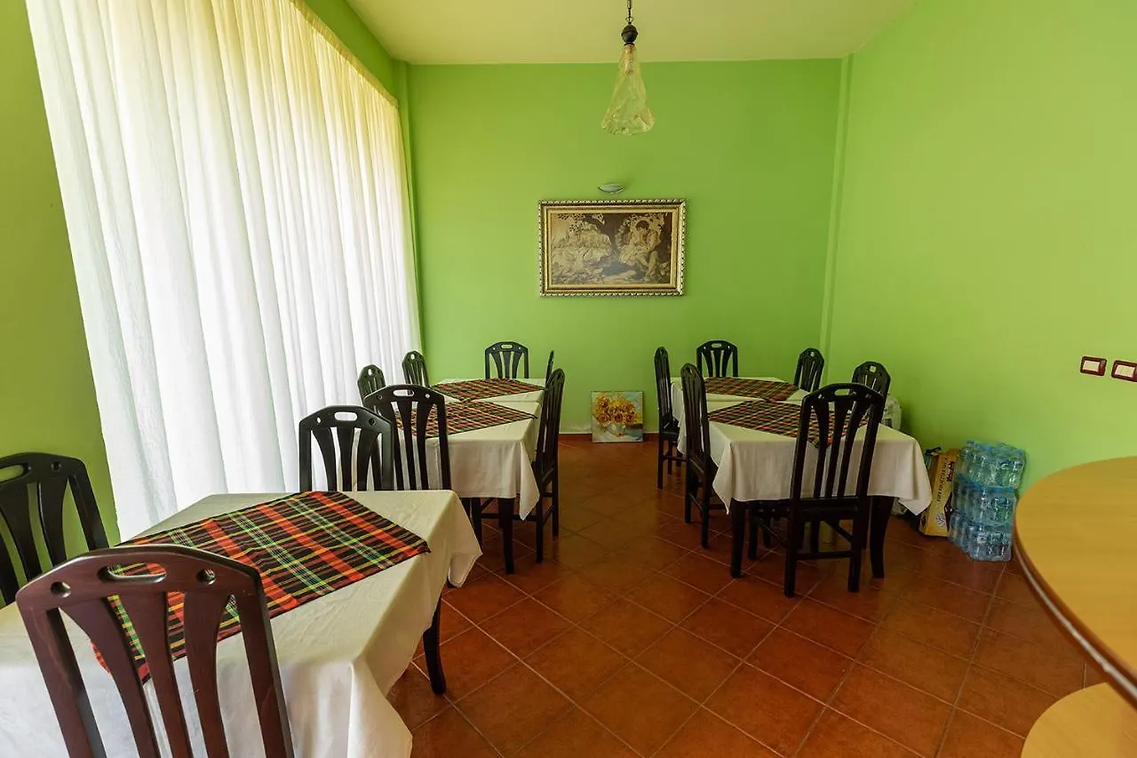 Radhimë Hotel Dini בית הארחה