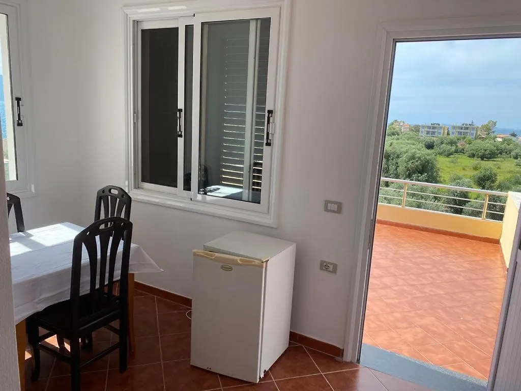 Radhimë Hotel Dini אלבניה