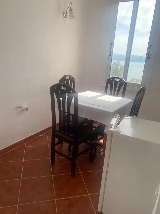 Radhimë Hotel Dini בית הארחה
