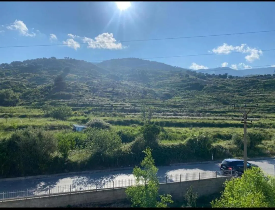 Radhimë Hotel Dini בית הארחה