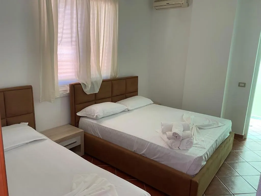 Radhimë Hotel Dini בית הארחה